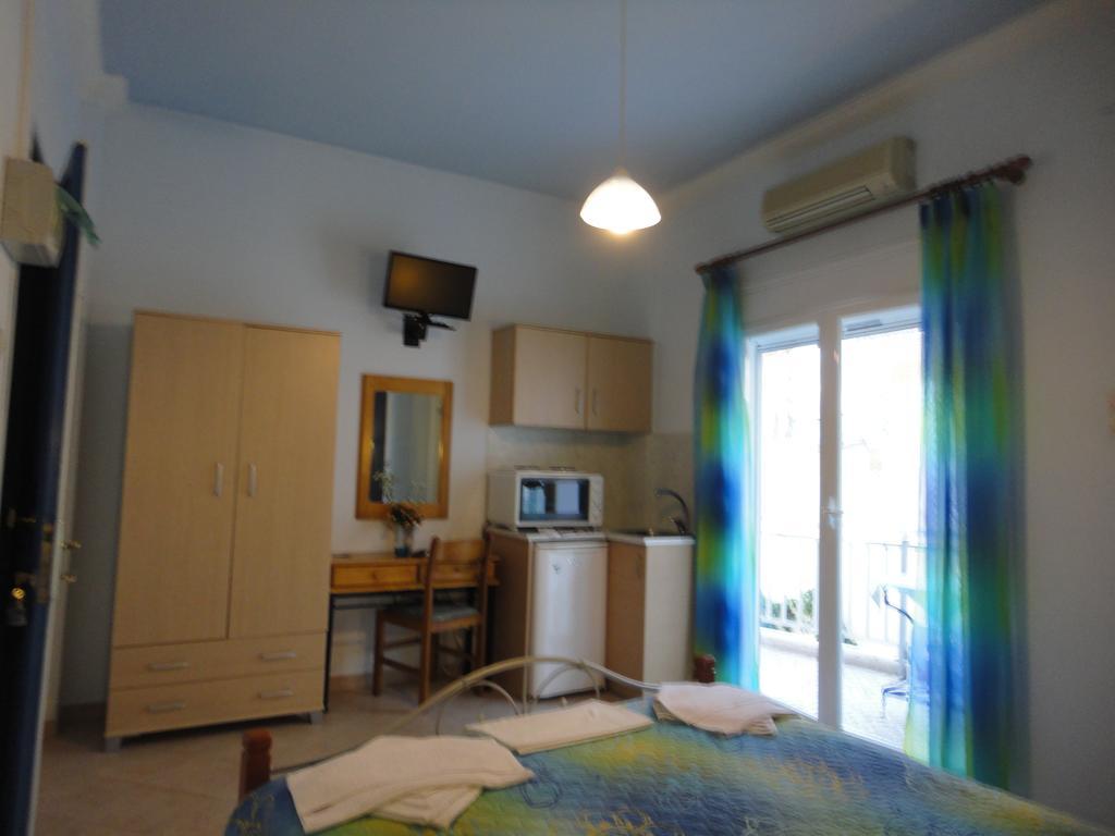Apergis Rooms Ermoupoli Bagian luar foto