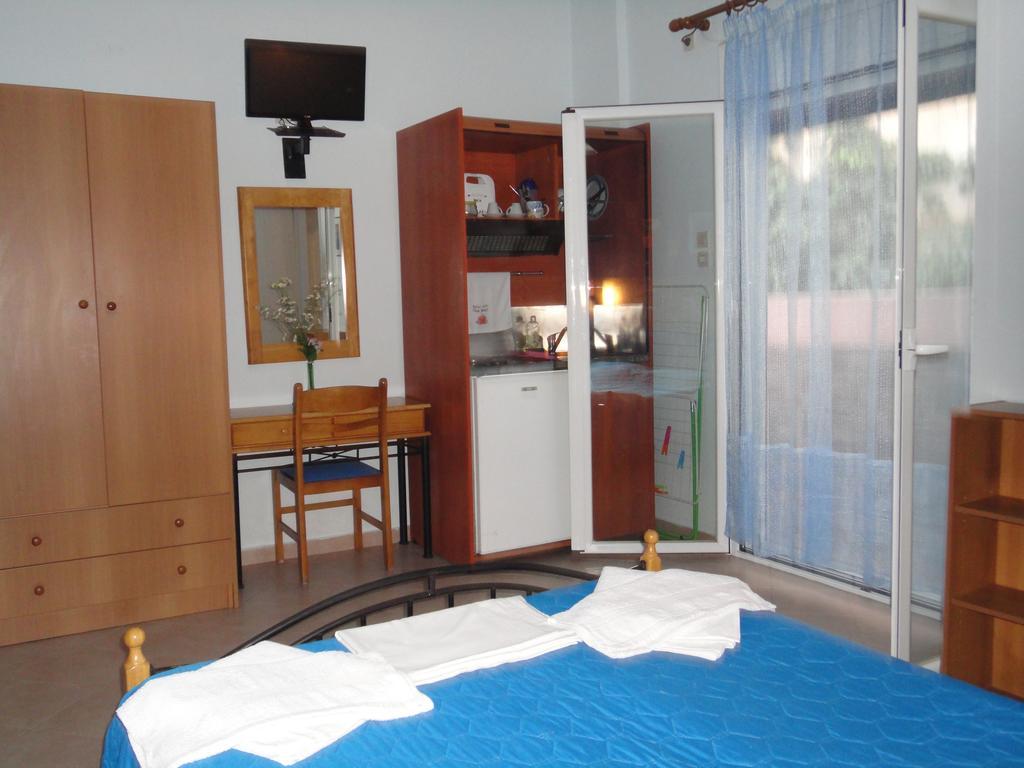 Apergis Rooms Ermoupoli Bagian luar foto