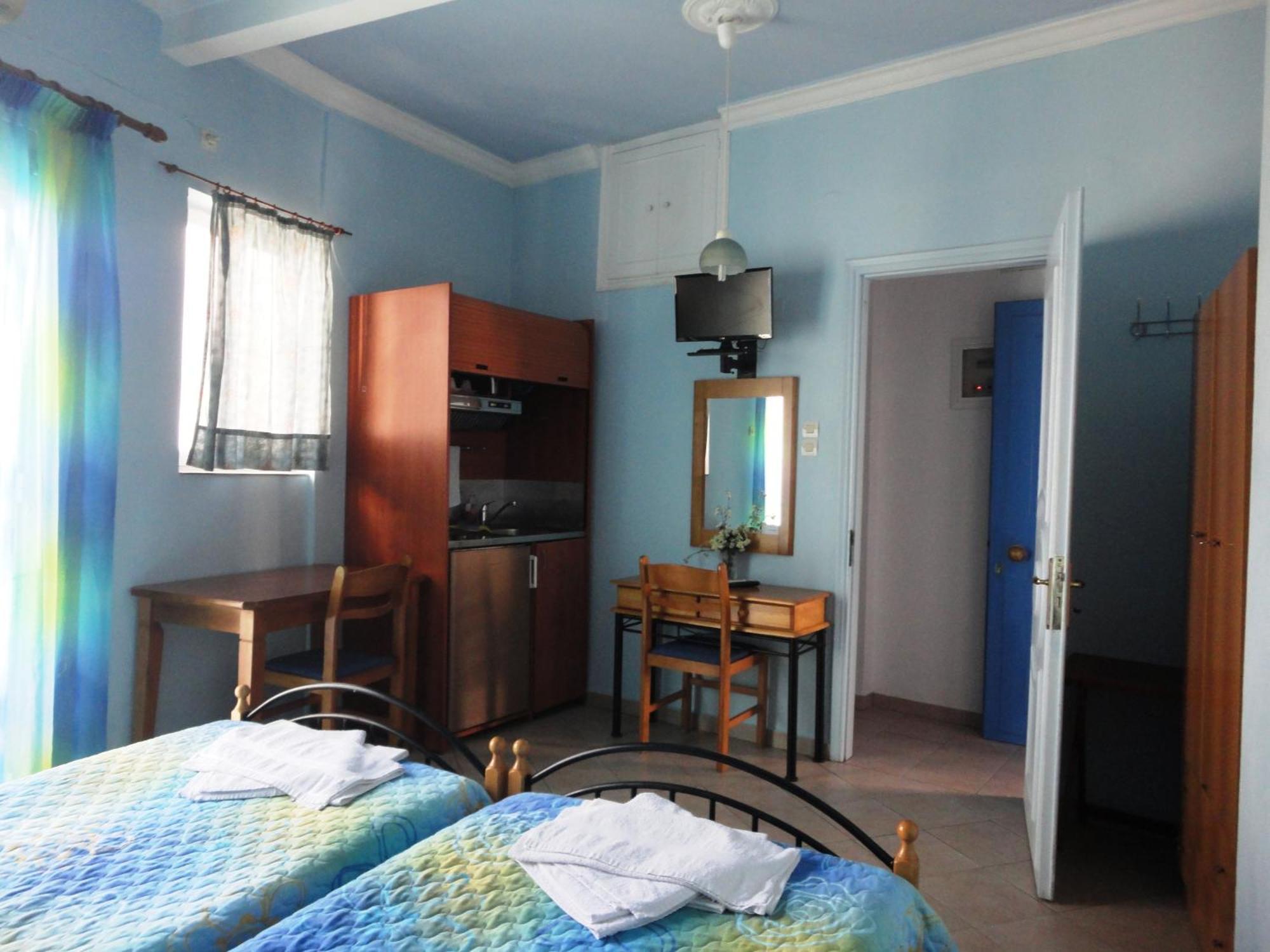 Apergis Rooms Ermoupoli Bagian luar foto