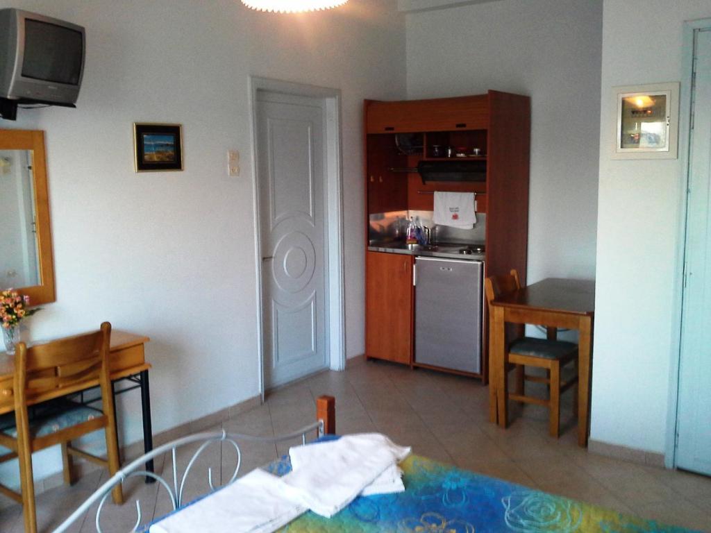 Apergis Rooms Ermoupoli Bagian luar foto