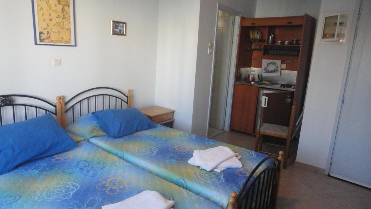 Apergis Rooms Ermoupoli Bagian luar foto